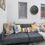 Modern 2 Bed Apartment In Bow With Garden