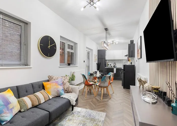 Modern 2 Bed Apartment In Bow With Garden