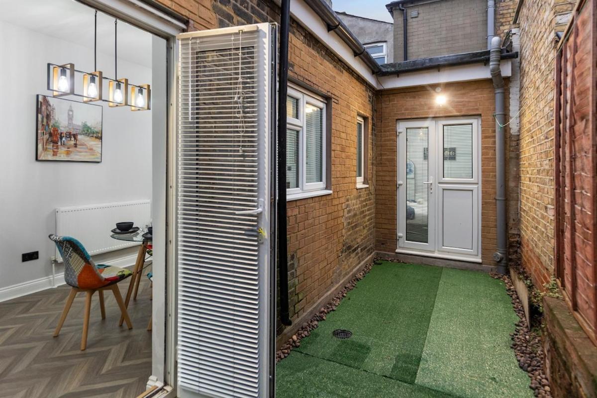 Modern 2 Bed In Bow With Garden London